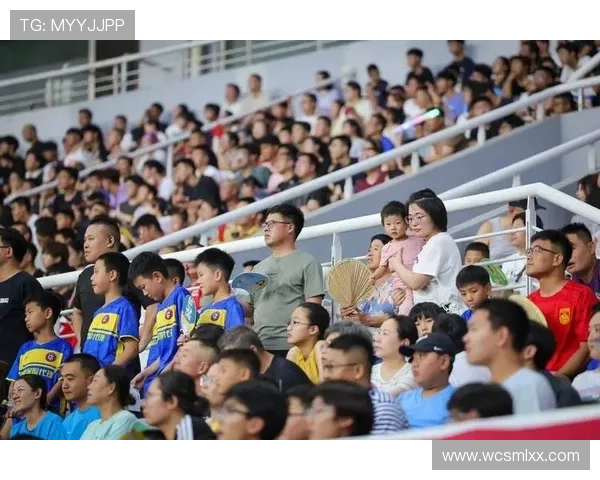 中国男足逆转取胜激战九十分钟展现拼搏精神赢得球迷热烈掌声