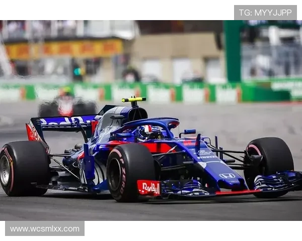 F1赛事重燃战火 迈凯伦与红牛展开激烈角逐 新赛季规则解析引发关注 F1赛事重燃战火 迈凯伦与红牛展开激烈角逐 新赛季规则解析引发关注